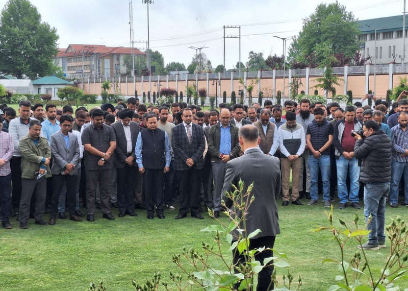 J&K Government employees observe 2-minute…