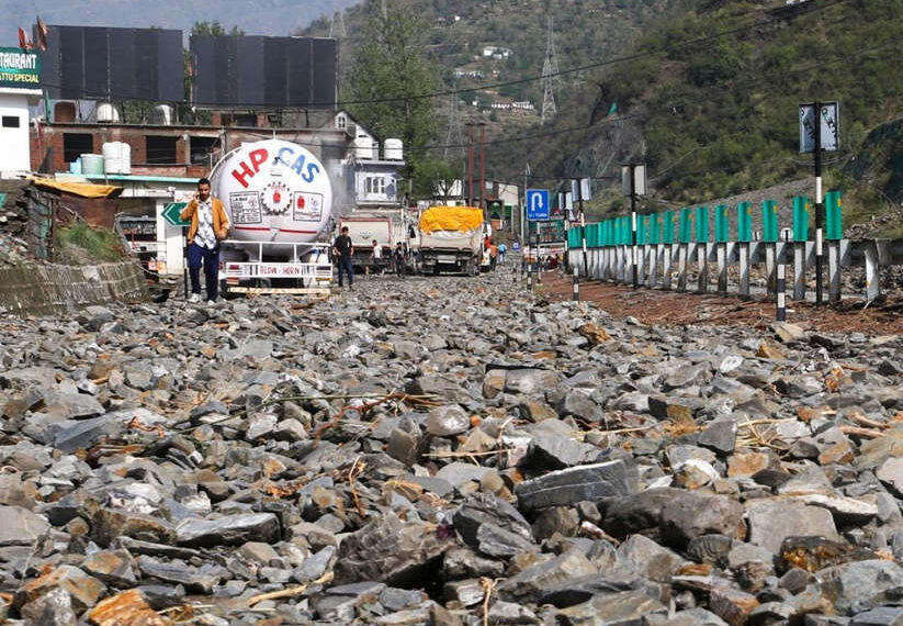 Landslide-hit Jammu-Srinagar NH remains closed,…